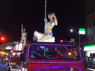 可愛台妹車上鋼管舞表演