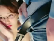 性感短裙韓老師笑起來甜美眼鏡妹黑絲砲友穿戴假JB操逼