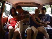 兩個壯男在公車站接搭便車的兩個少女