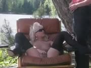 一個漂亮的金髮女郎在湖邊被幹