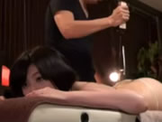 日本按摩擦嬰兒油美少婦享受回味打炮高潮服務